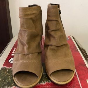 Toe show boot heels